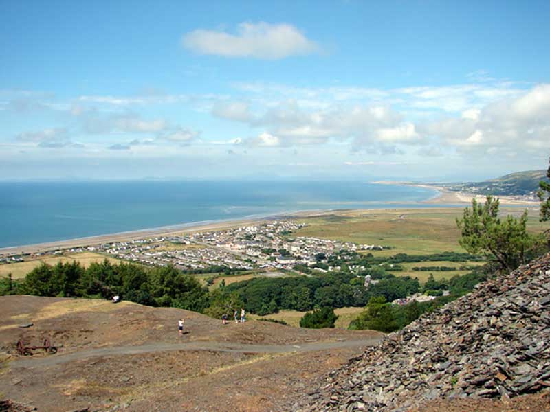 A view of Fairbourne from Golwen slate quarry © OLU (CC BY-SA 2.0) https://bit.ly/2Xf5Pxn 