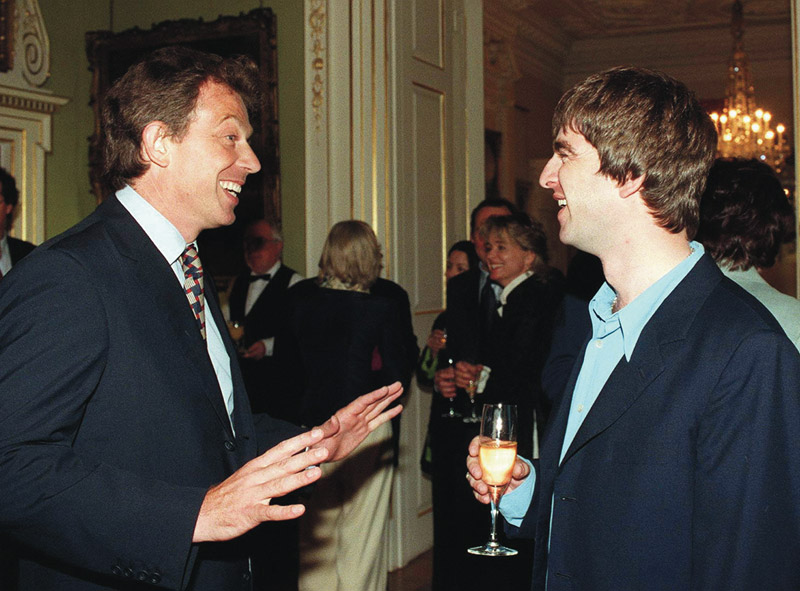 Tony Blair and Noel Gallagher at 10 Downing Street, 1997. © REUTERS/Alamy Stock Photo